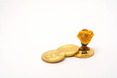 bir oyuncak kaz üç altın bitcoins bir kaide üzerinde duran
