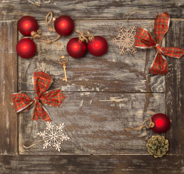 Noel topları ve süslemeleri üzerinde eski bir meşe tahtası