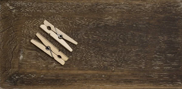 Paar wasknijpers op een houten ondergrond — Stockfoto