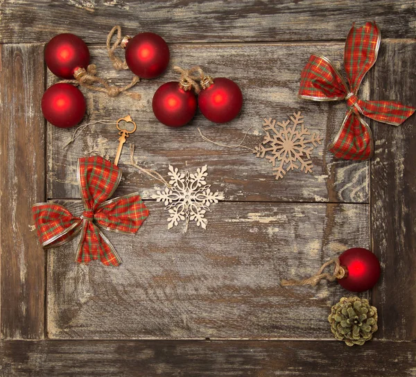 Palline e decorazioni natalizie su una vecchia tavola di quercia — Foto Stock