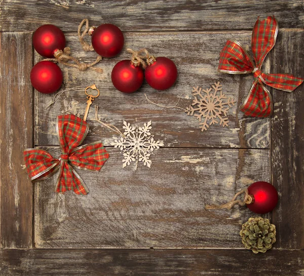 Bolas de Natal e decorações em um velho tabuleiro de carvalho — Fotografia de Stock