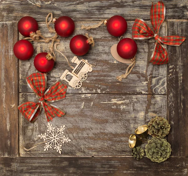 Bolas de Natal e decorações em um velho tabuleiro de carvalho — Fotografia de Stock