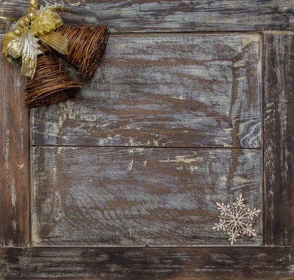 Sinos de Natal e decorações em uma placa de carvalho velho — Fotografia de Stock