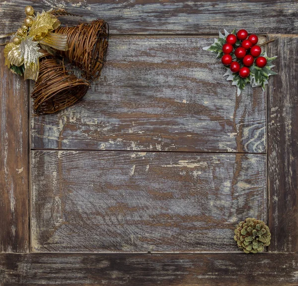Kerst bells en decoraties op een oude eiken bord — Stockfoto