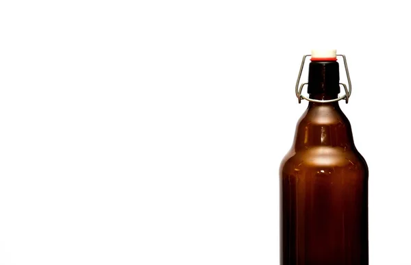 Bottiglia di vetro marrone con un tappo — Foto Stock
