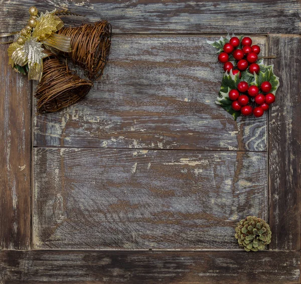 Sinos de Natal e decorações em uma placa de carvalho velho — Fotografia de Stock