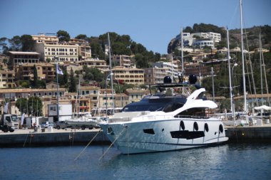 Beyaz yat limanında