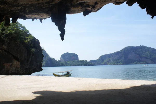 Exotich rocks beach — Stock Photo, Image