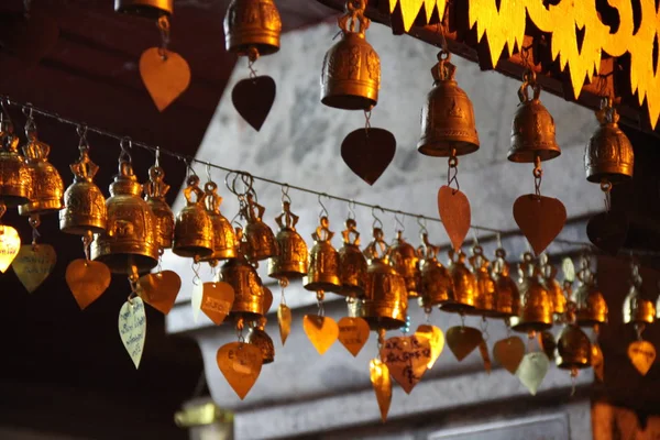 Tapınakta altın çan