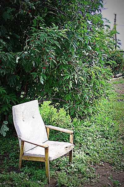 Вдоль старого стула — стоковое фото