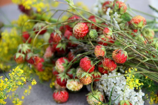 Kırmızı tatlı buket