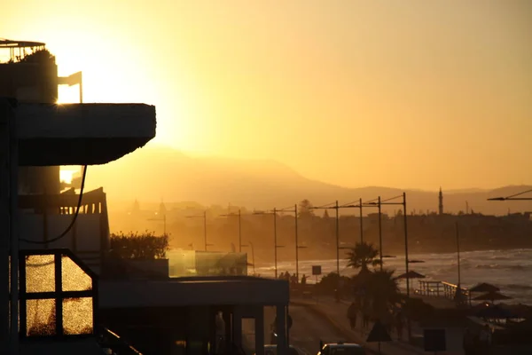 Gele Olieraffinaderij Bij Zonsondergang — Stockfoto