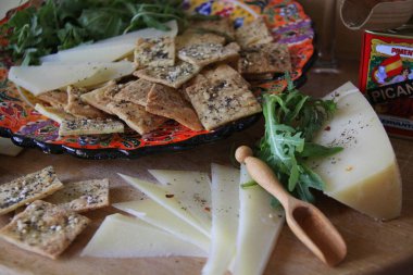 Taze peynirli atıştırmalıkları yakın.