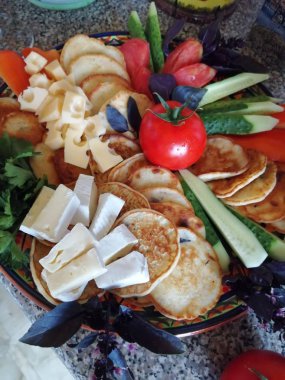 Renkli peynir ve sebzeler.