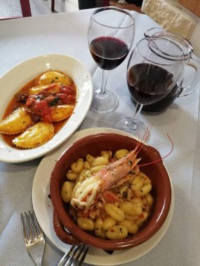 deniz ürünleri ve domates soslu makarna.