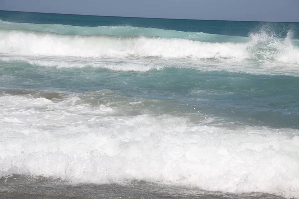 Wave Breakong Beach – stockfoto