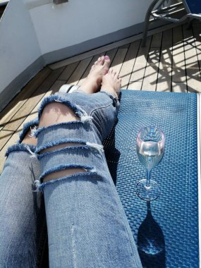 Güneş terasında genç bir kadın
