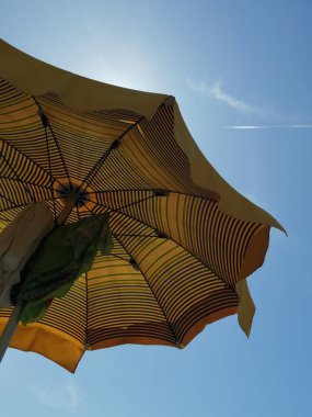 Gökyüzünde sarı şemsiye