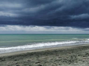 Fırtına gökyüzü kumsalda