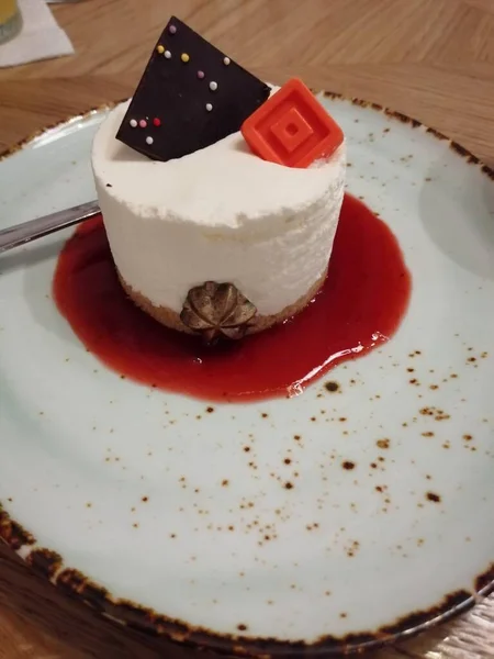 Pedaço Cheesecake Com Souse Vermelho — Fotografia de Stock