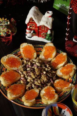 Havyar kurabiyeleri masada.