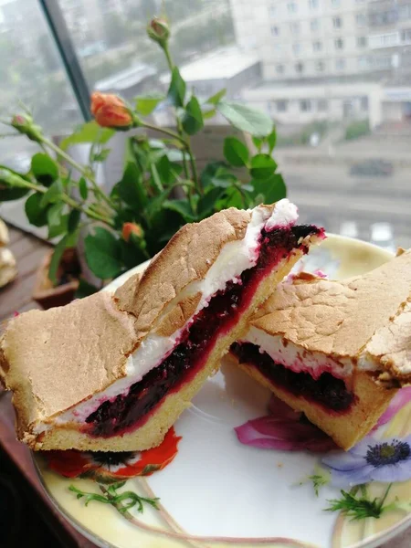 Italienisches Marenga Sandwich Mit Beeren — Stockfoto