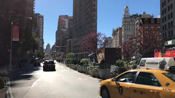 New York Street, zaman atlamalı, Broadway ve 5. — Stok video