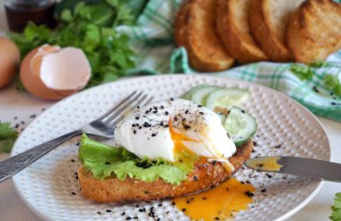 Haşlanmış yumurta ile tost