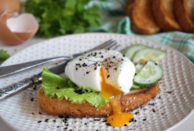 Haşlanmış yumurta ile tost