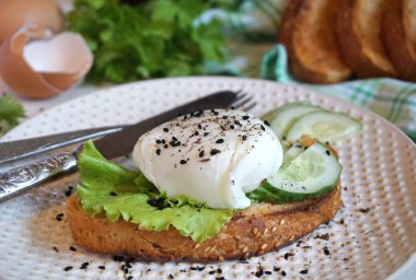 Haşlanmış yumurta ile tost