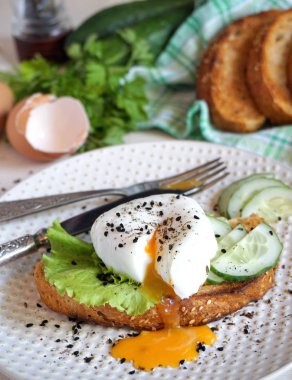 Haşlanmış yumurta ile tost