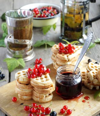 Gofret kırmızı kuş üzümü ve reçel ile