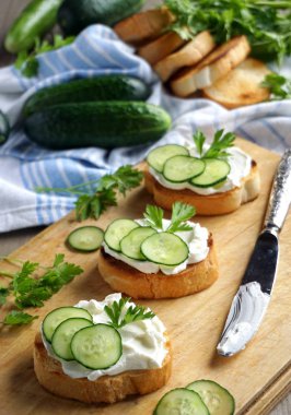 Bruschetta salatalık ile