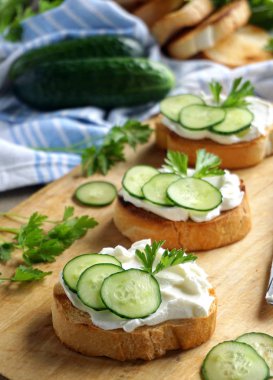 Bruschetta salatalık ile