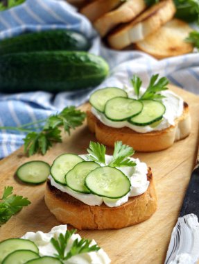 Bruschetta salatalık ile