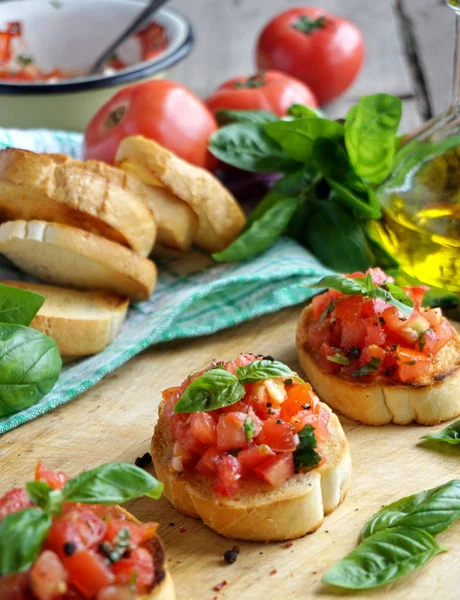 Bruschetta com tomate e manjericão — Fotografia de Stock
