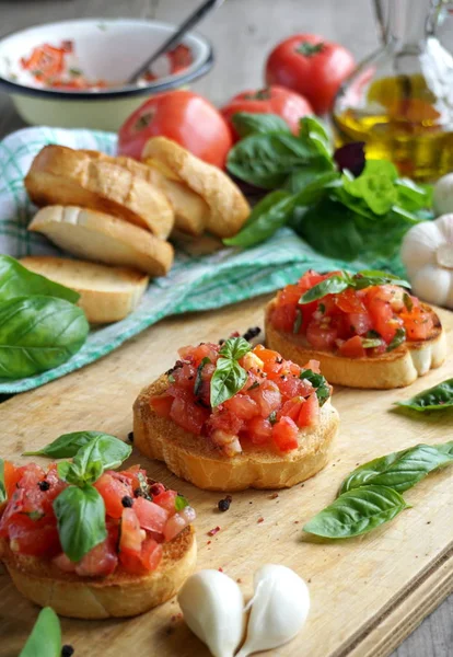 Bruschetta mit Tomate und Basilikum — Stockfoto