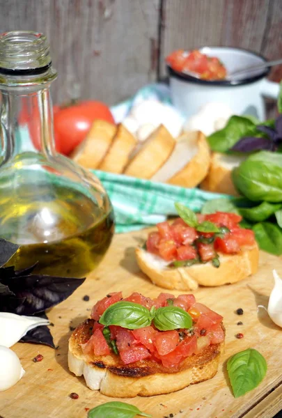 Bruschetta con tomate y albahaca —  Fotos de Stock