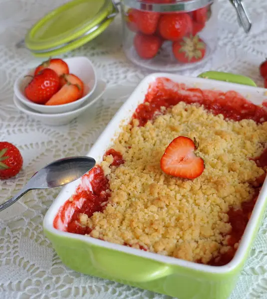 Crumble with strawberries — Stock Photo, Image