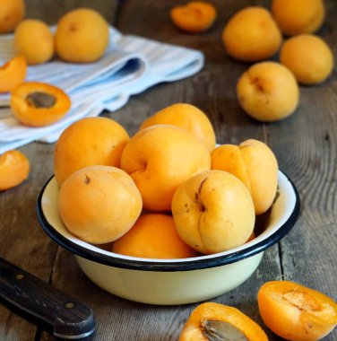 bir kase içinde kayısı