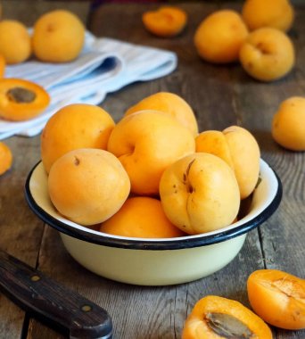 bir kase içinde kayısı