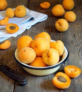 bir kase içinde kayısı