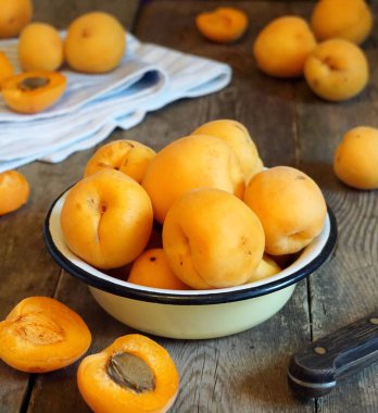 bir kase içinde kayısı