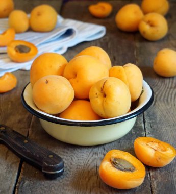 bir kase içinde kayısı