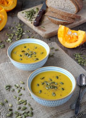 Baharatlar ve tohum kabak çorbası. 