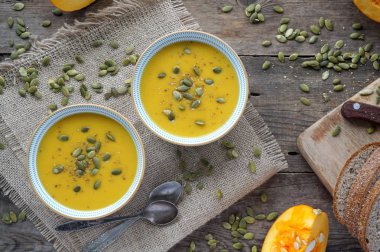 Baharatlar ve tohum kabak çorbası. 