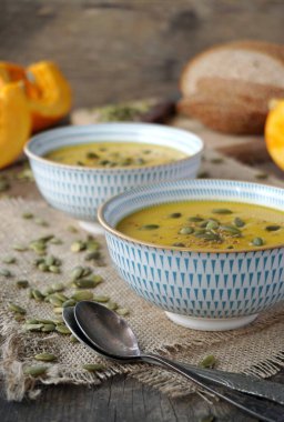 Baharatlar ve tohum kabak çorbası. 