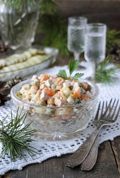 Geleneksel Rus salatası Olivier