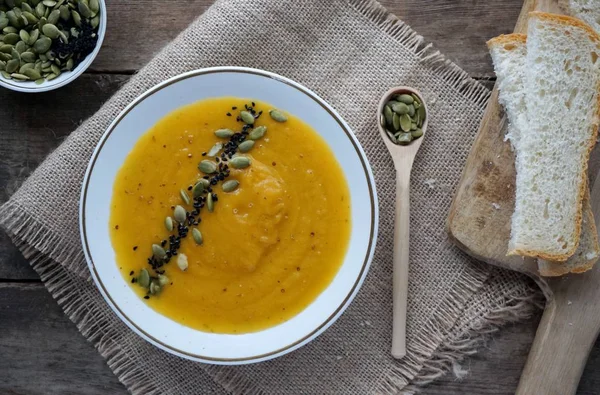 Тыквенный суп с семенами, черный тмин и кориандр — стоковое фото