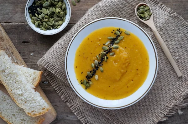 Тыквенный суп с семенами, черный тмин и кориандр — стоковое фото